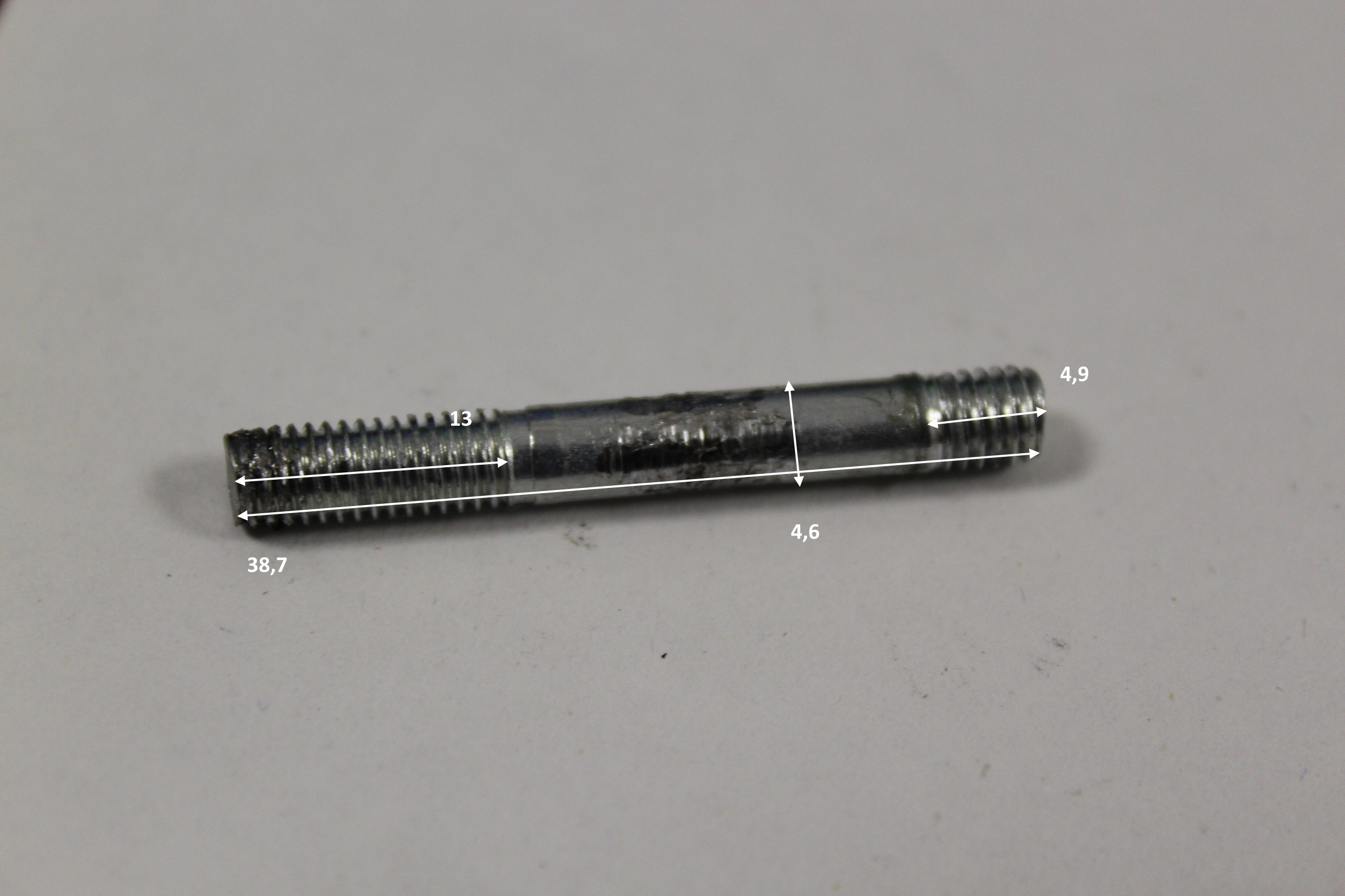 YS45-52D012 Шпилька крепления возд.фильтра <br>(Артикул: 0801.014100)